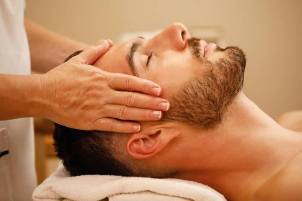 Primer plano de un rostro relajado mientras recibe un masaje facial en Quironatura Torrox, con movimientos suaves que estimulan la circulación y mejoran la luminosidad de la piel.